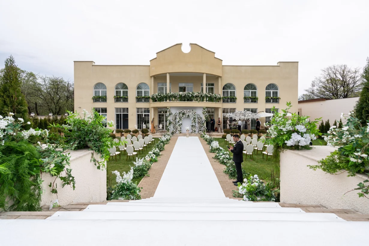 Ресторан на Рублевке VILLA BARVIKHA 135. Малый зал на 60 персон с панорамными ок