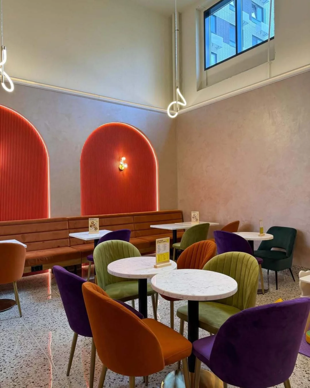 Интерьер/Экстерьер/Банкетная зона/Бар/Стол для двоих/Вход/Главный зал/Lounge зона кафе French Bakery Sedelice фото