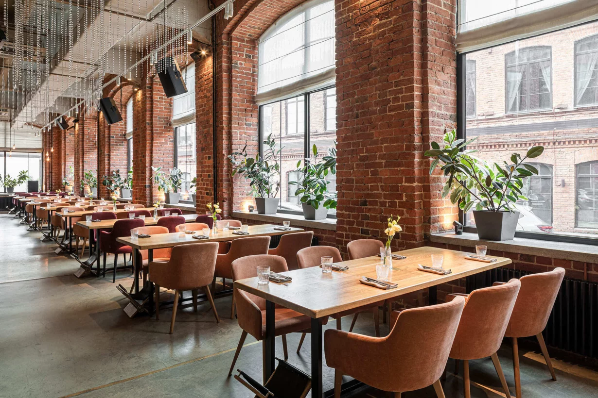 Интерьер/Экстерьер/Банкетная зона/Бар/Стол для двоих/Вход/Главный зал/Lounge зона ресторан Uhvat фото