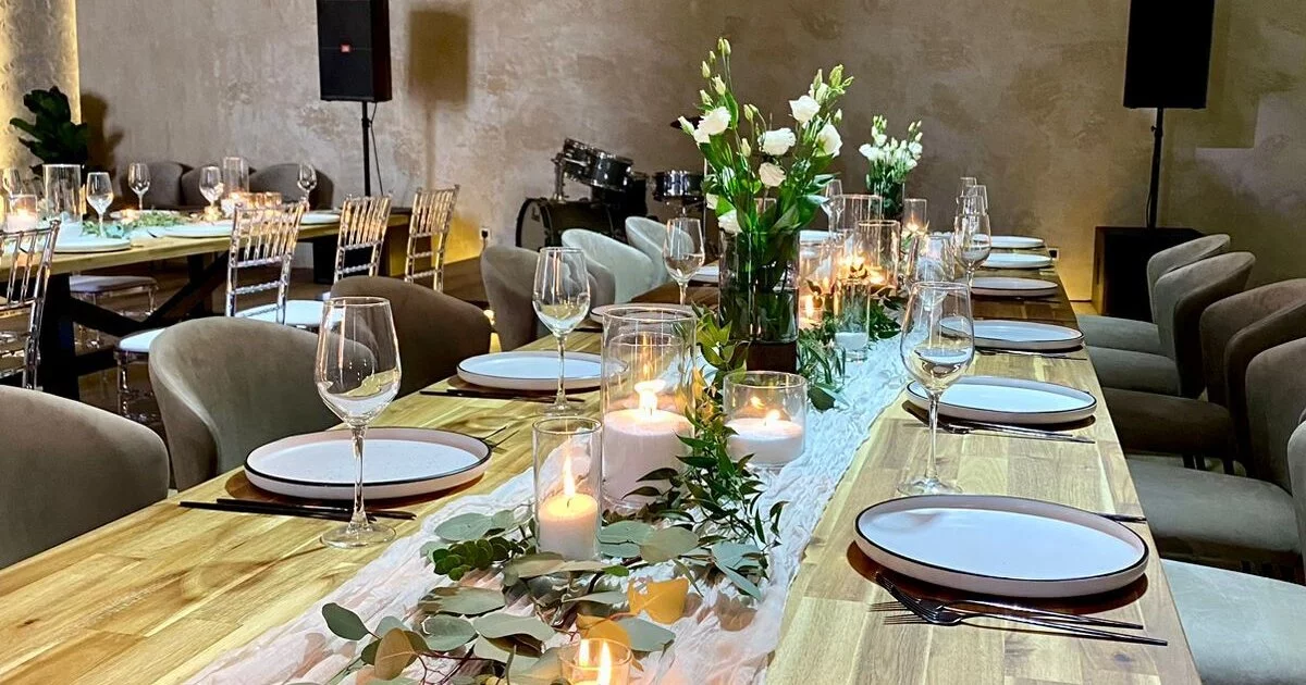 Мен қынапқа сүйел бар саусақты тығып қойдым. Пейньуарлардағы жалаңаш адамдардың суреттері