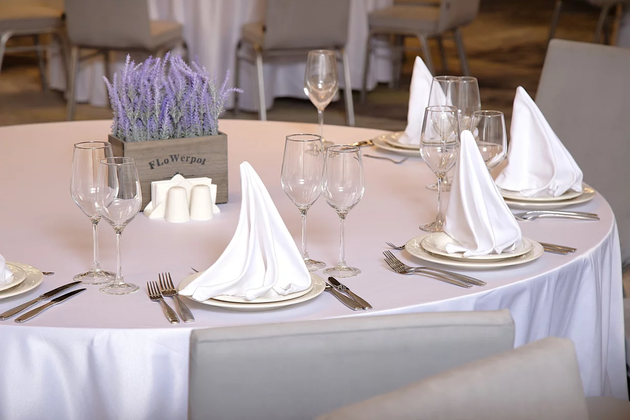 Интерьер/Экстерьер/Банкетная зона/Бар/Стол для двоих/Вход/Главный зал/Lounge зона ресторан Domina Пулково фото