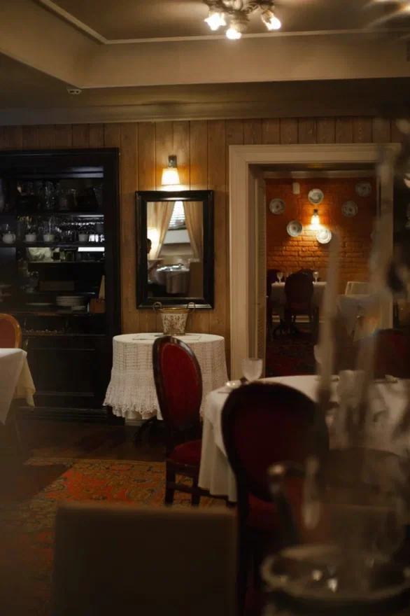 Интерьер/Экстерьер/Банкетная зона/Бар/Стол для двоих/Вход/Главный зал/Lounge зона ресторан Сахли фото