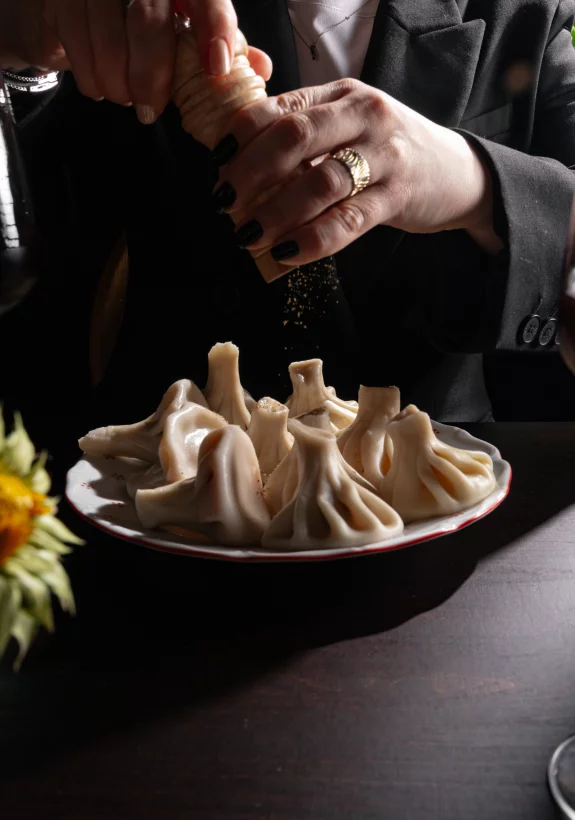 Интерьер/Экстерьер/Банкетная зона/Бар/Стол для двоих/Вход/Главный зал/Lounge зона ресторан Pádre Khinkali фото