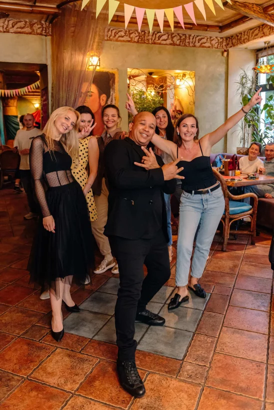 Интерьер/Экстерьер/Банкетная зона/Бар/Стол для двоих/Вход/Главный зал/Lounge зона кафе Фрида фото