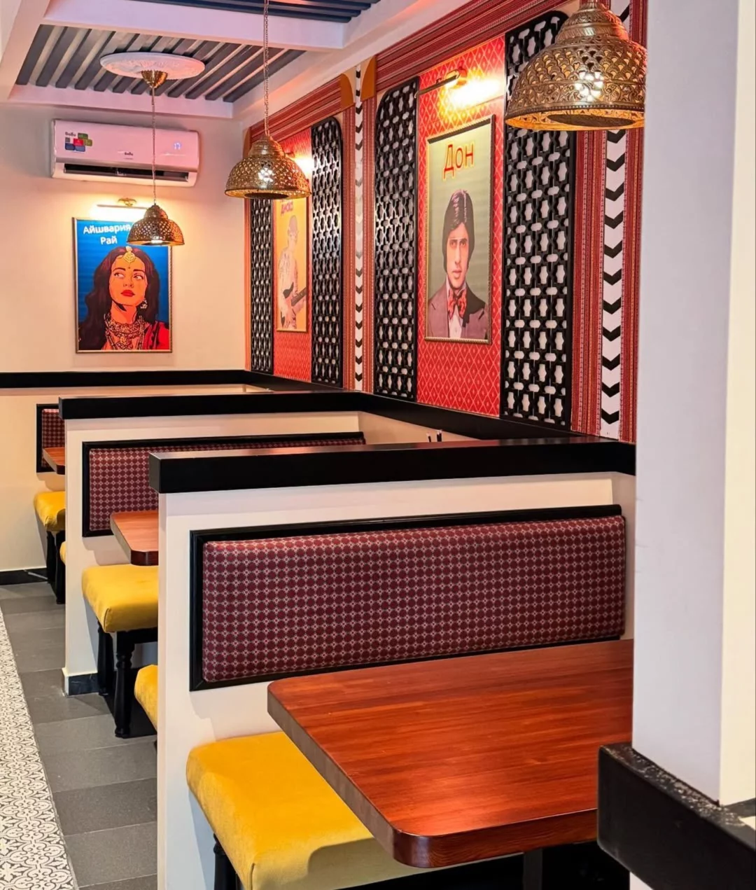Интерьер/Экстерьер/Банкетная зона/Бар/Стол для двоих/Вход/Главный зал/Lounge зона кафе Curry India фото