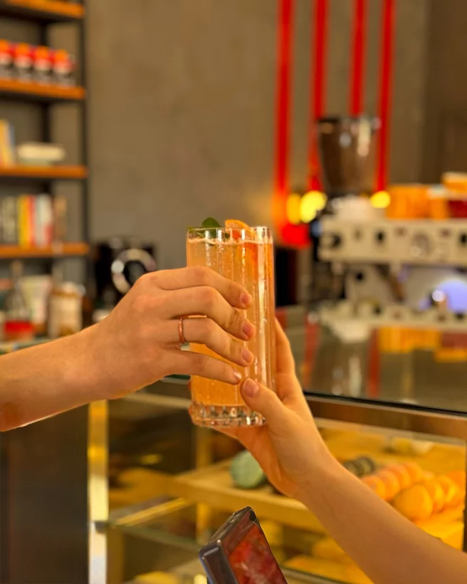 Интерьер/Экстерьер/Банкетная зона/Бар/Стол для двоих/Вход/Главный зал/Lounge зона кофейня Mosaic coffee&tea фото