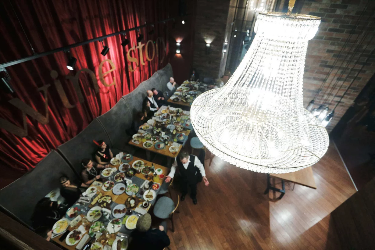 Интерьер/Экстерьер/Банкетная зона/Бар/Стол для двоих/Вход/Главный зал/Lounge зона бар Wine Story фото