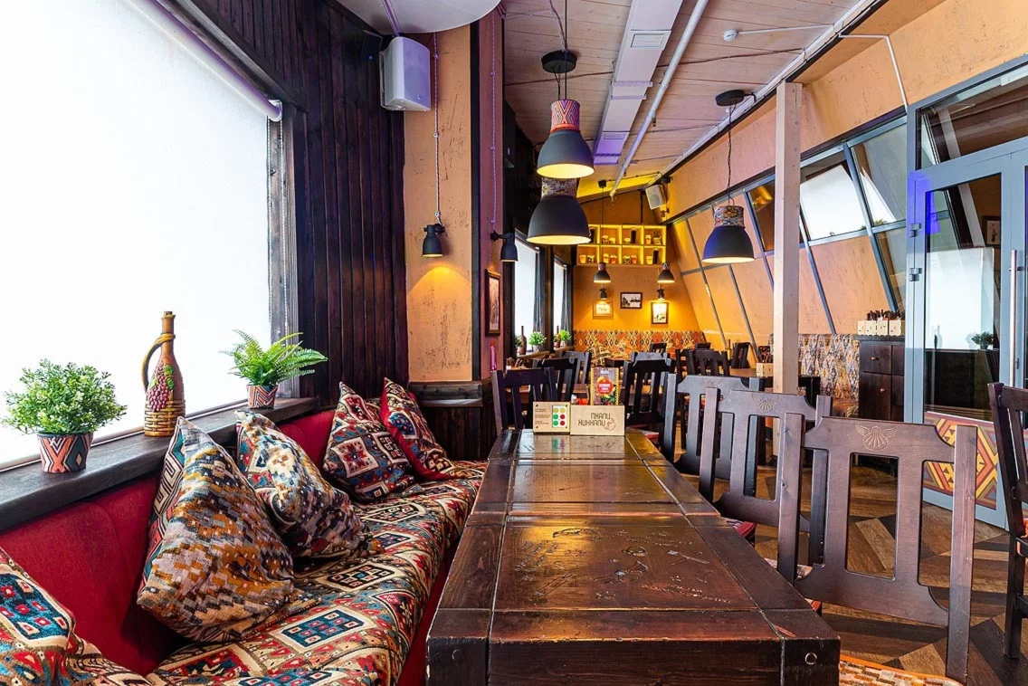 Интерьер/Экстерьер/Банкетная зона/Бар/Стол для двоих/Вход/Главный зал/Lounge зона ресторан ПхалиХинкали фото