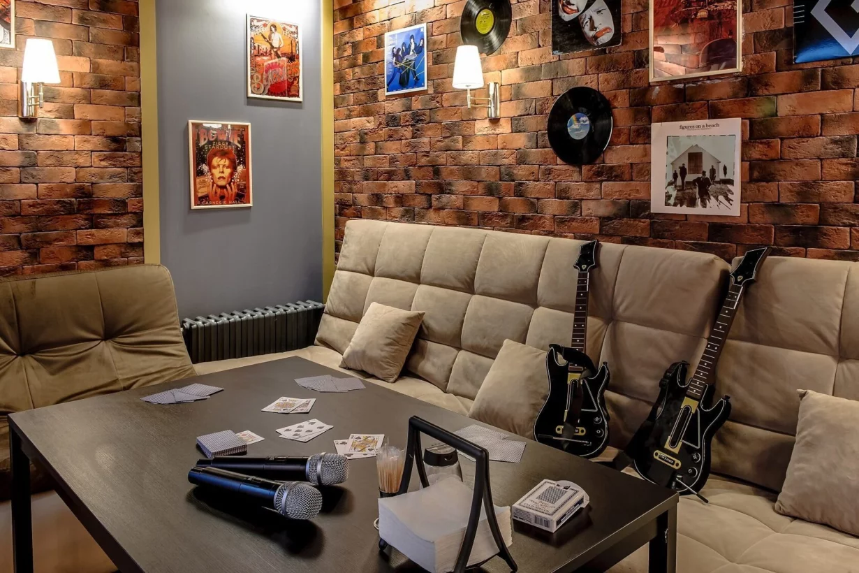 Интерьер/Экстерьер/Банкетная зона/Бар/Стол для двоих/Вход/Главный зал/Lounge зона лофт Party Time фото