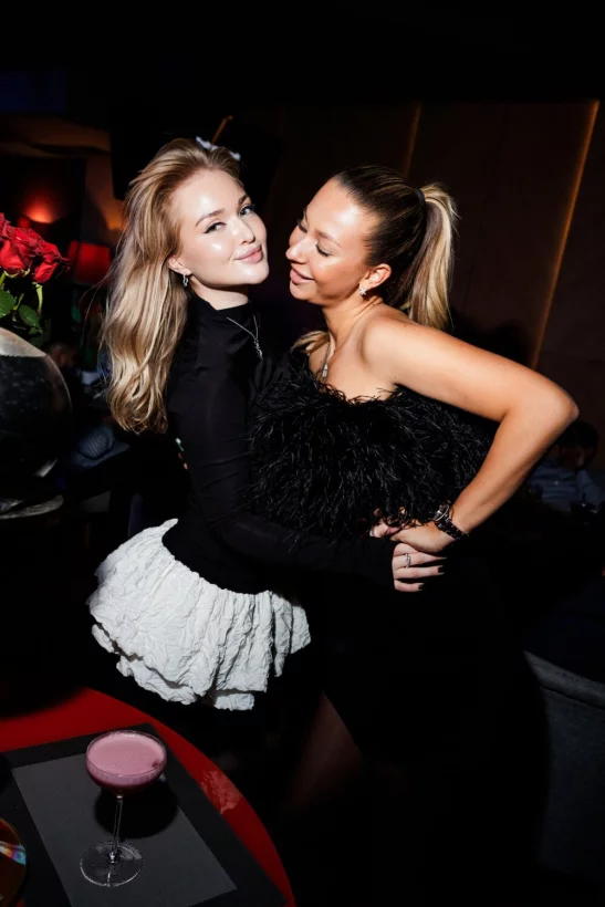 Интерьер/Экстерьер/Банкетная зона/Бар/Стол для двоих/Вход/Главный зал/Lounge зона караоке-клуб Grammy's Караоке фото