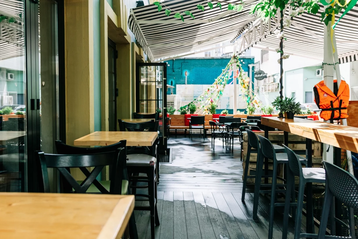 Интерьер/Экстерьер/Банкетная зона/Бар/Стол для двоих/Вход/Главный зал/Lounge зона бар Моряк и чайка фото