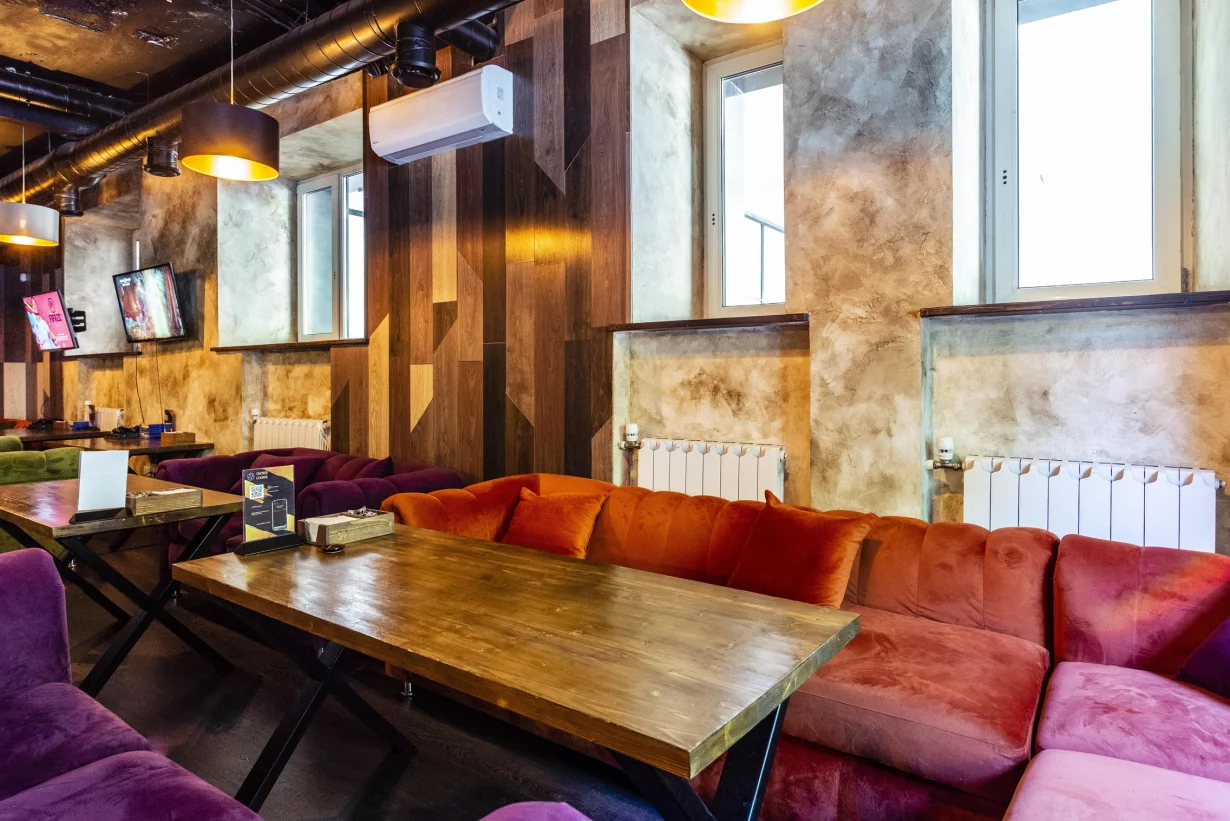 Интерьер/Экстерьер/Банкетная зона/Бар/Стол для двоих/Вход/Главный зал/Lounge зона лаунж Chorse Lounge фото