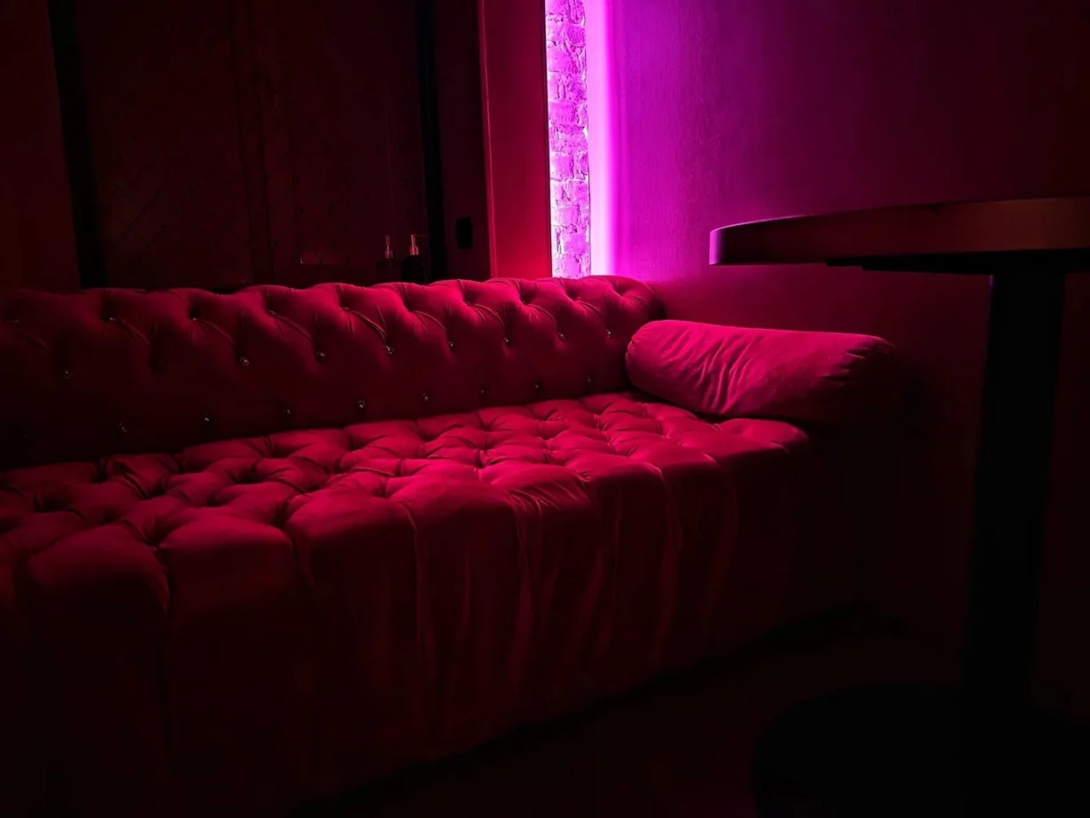 Интерьер/Экстерьер/Банкетная зона/Бар/Стол для двоих/Вход/Главный зал/Lounge зона клуб Delight фото