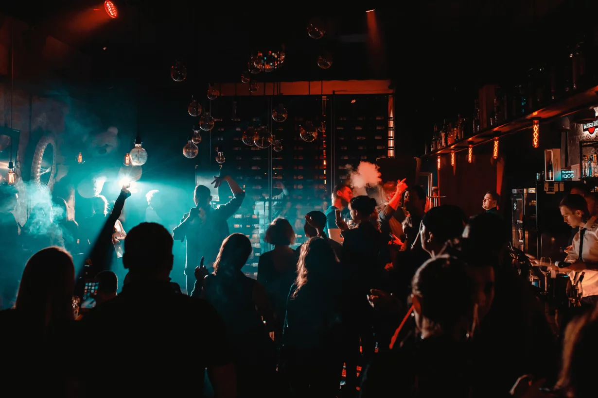 Интерьер/Экстерьер/Банкетная зона/Бар/Стол для двоих/Вход/Главный зал/Lounge зона караоке-клуб The Out Bar фото