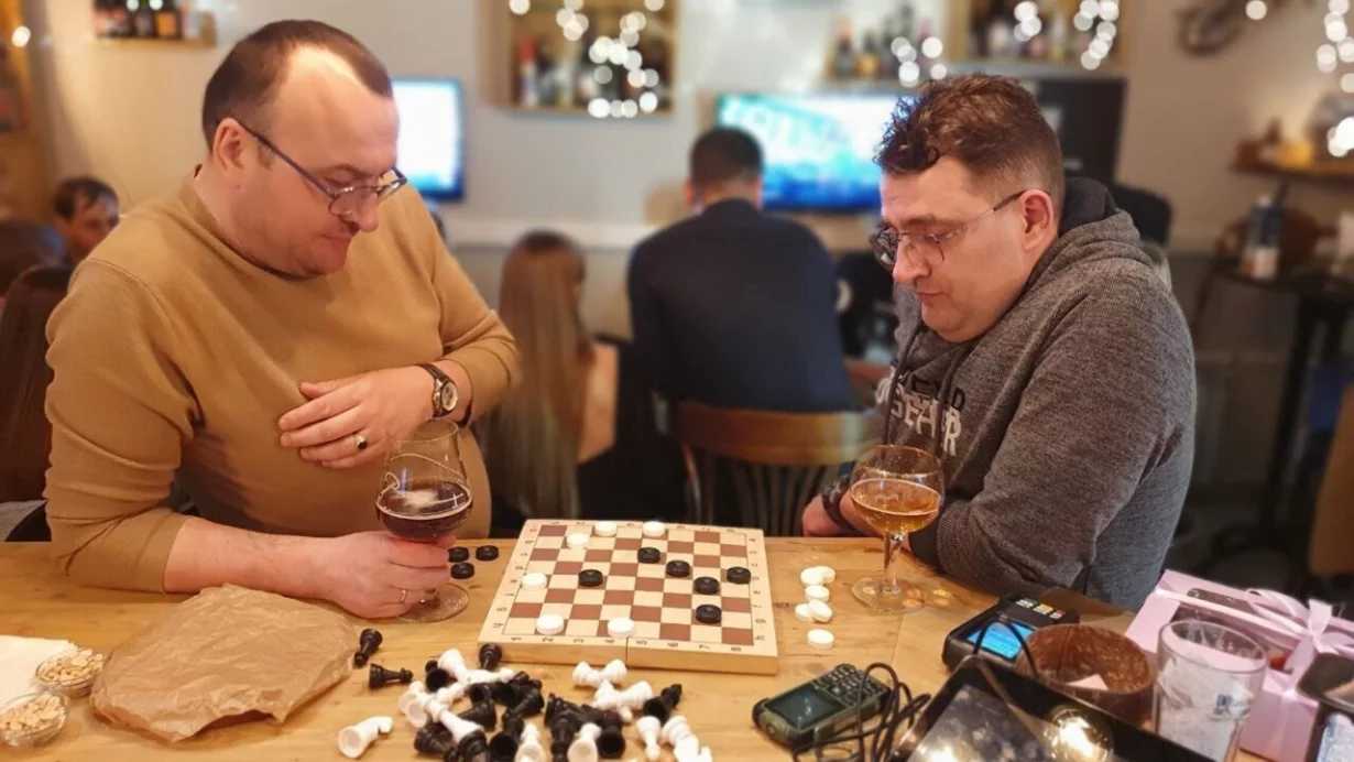 Интерьер/Экстерьер/Банкетная зона/Бар/Стол для двоих/Вход/Главный зал/Lounge зона бар Пивной гонг фото