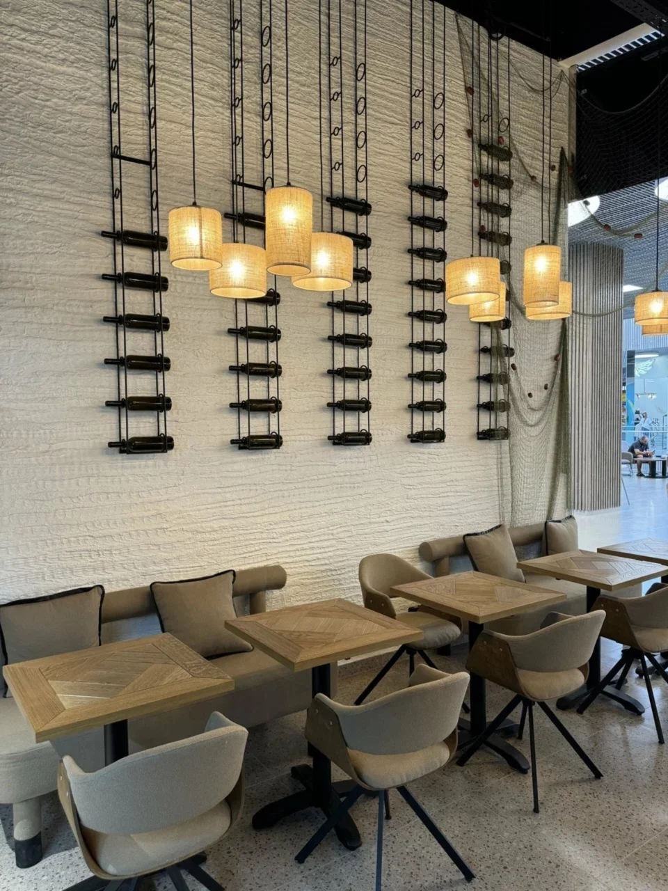 Интерьер/Экстерьер/Банкетная зона/Бар/Стол для двоих/Вход/Главный зал/Lounge зона кафе Мидийное место фото