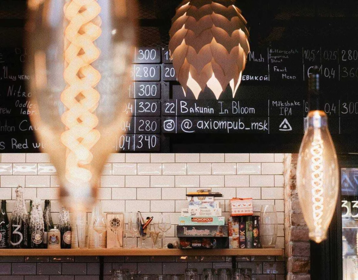 Интерьер/Экстерьер/Банкетная зона/Бар/Стол для двоих/Вход/Главный зал/Lounge зона паб Axiom Pub фото