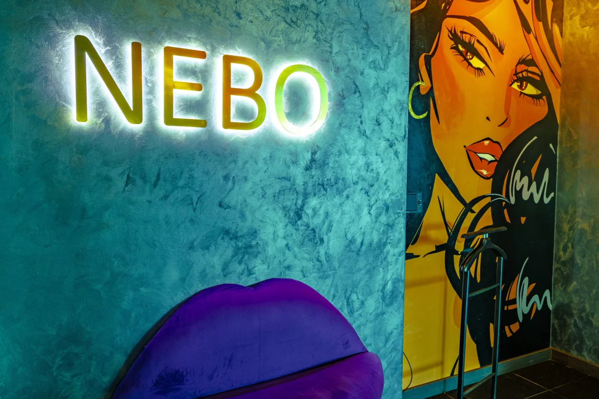 Интерьер/Экстерьер/Банкетная зона/Бар/Стол для двоих/Вход/Главный зал/Lounge зона лаунж Nebo Lounge&Bar фото