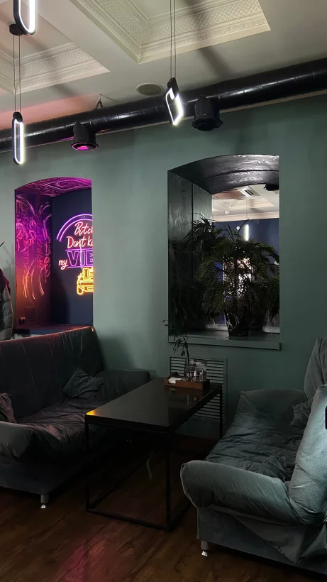 Интерьер/Экстерьер/Банкетная зона/Бар/Стол для двоих/Вход/Главный зал/Lounge зона лаунж Hills фото