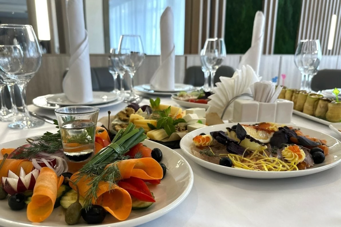 Интерьер/Экстерьер/Банкетная зона/Бар/Стол для двоих/Вход/Главный зал/Lounge зона ресторан Amaks сити отель фото