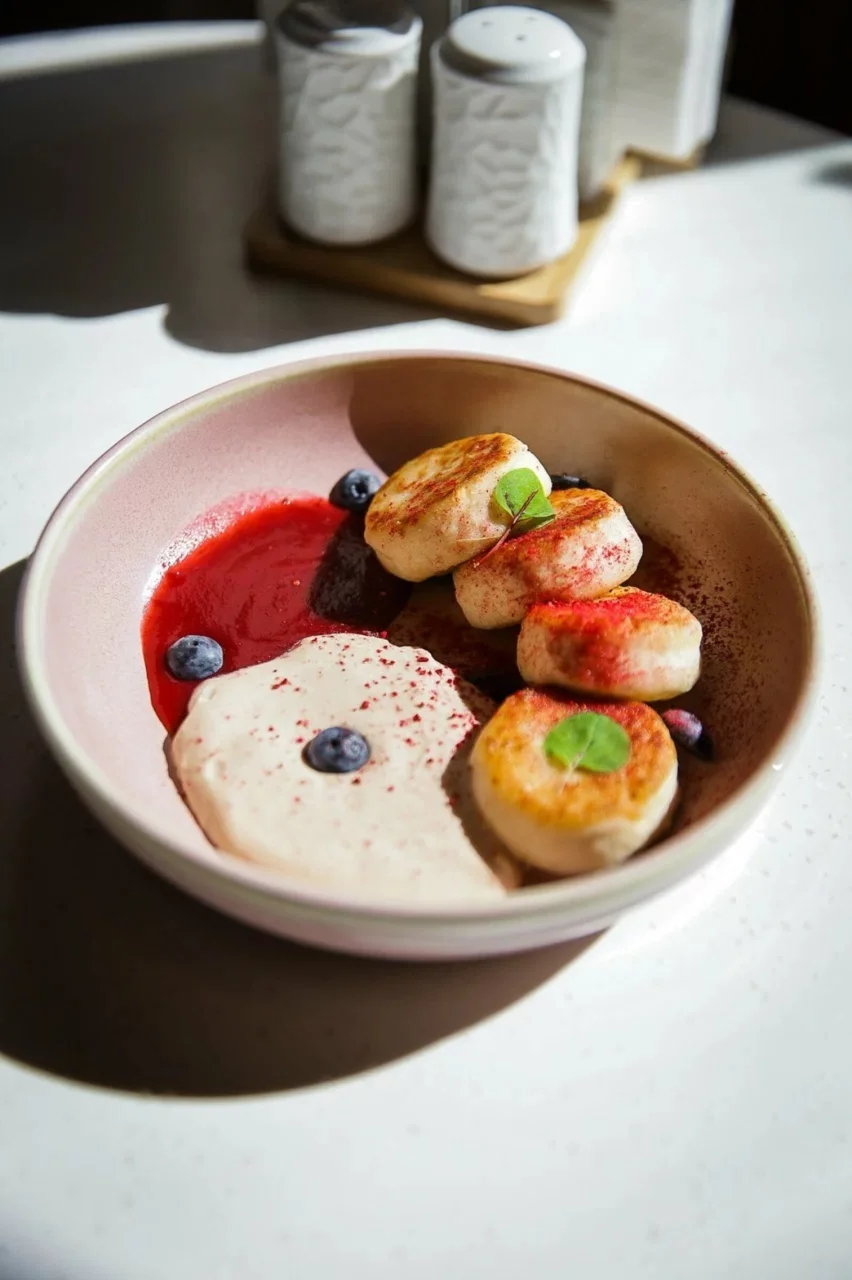 Интерьер/Экстерьер/Банкетная зона/Бар/Стол для двоих/Вход/Главный зал/Lounge зона кафе Здрасте фото