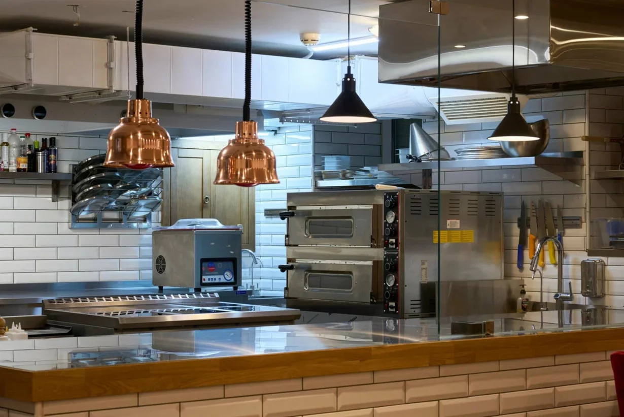 Интерьер/Экстерьер/Банкетная зона/Бар/Стол для двоих/Вход/Главный зал/Lounge зона ресторан Le Bistrot de la Ferm фото