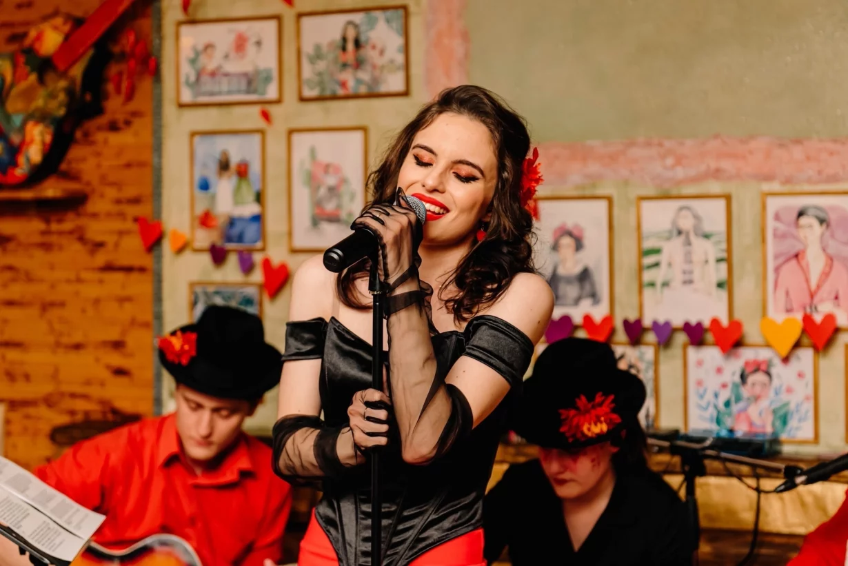 Интерьер/Экстерьер/Банкетная зона/Бар/Стол для двоих/Вход/Главный зал/Lounge зона кафе Фрида фото