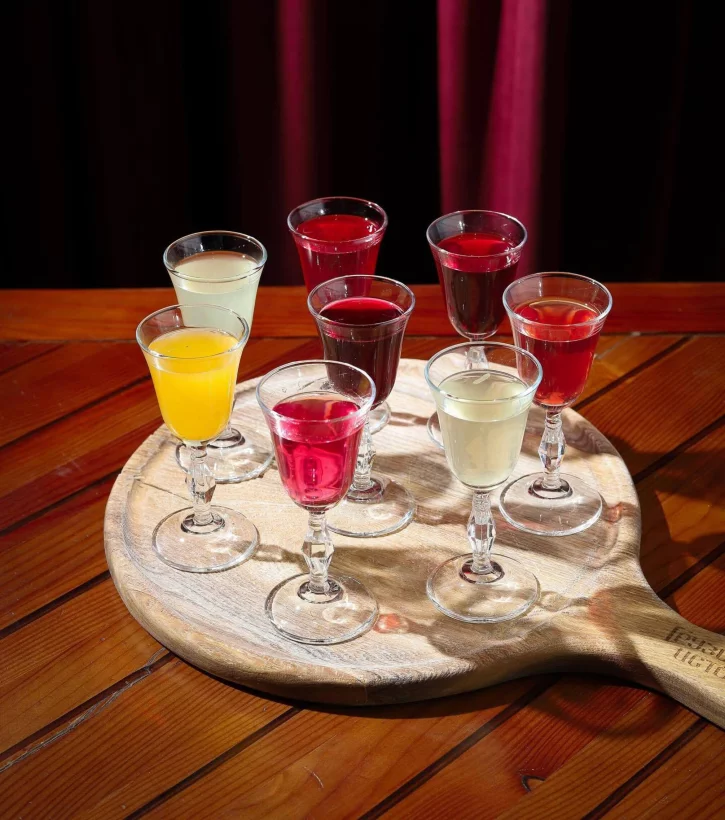 Интерьер/Экстерьер/Банкетная зона/Бар/Стол для двоих/Вход/Главный зал/Lounge зона ресторан Грузинские истории фото