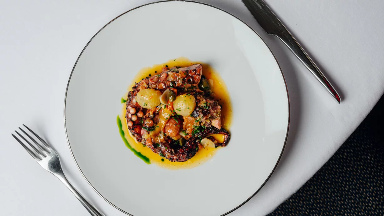 Интерьер/Экстерьер/Банкетная зона/Бар/Стол для двоих/Вход/Главный зал/Lounge зона ресторан Leo фото