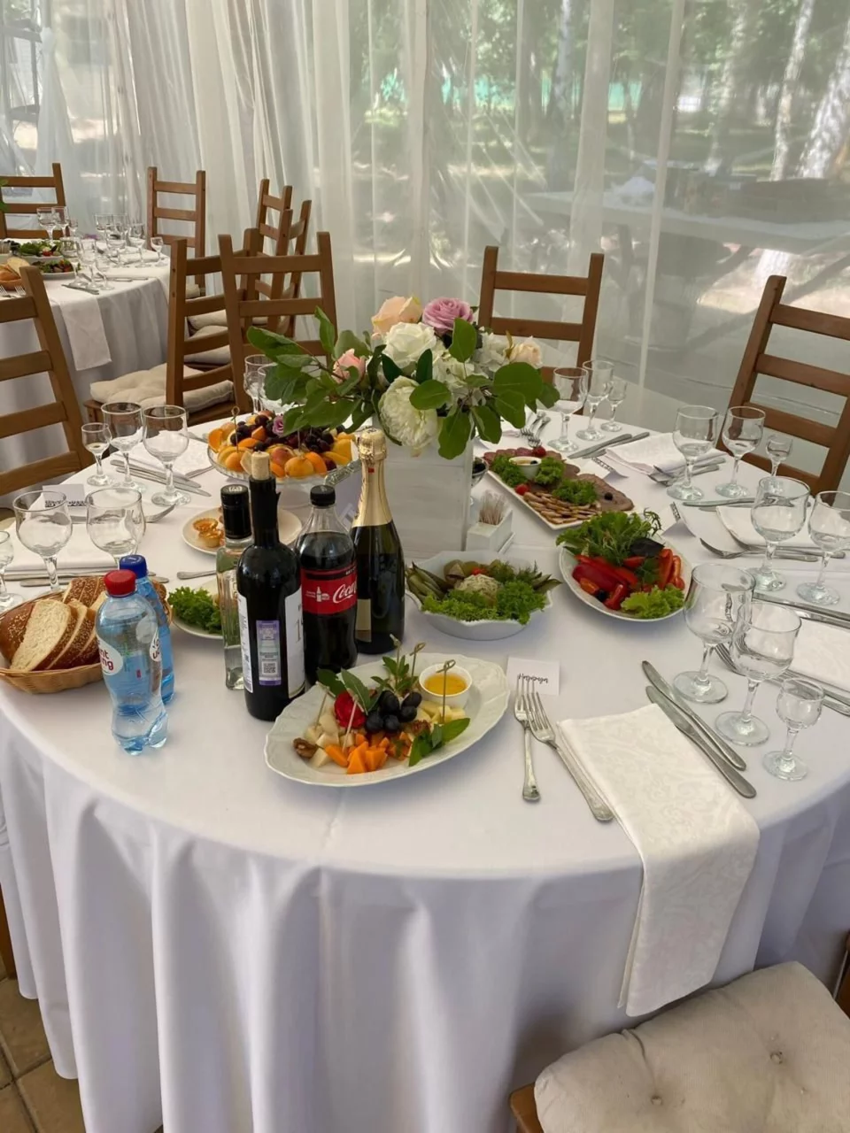 Интерьер/Экстерьер/Банкетная зона/Бар/Стол для двоих/Вход/Главный зал/Lounge зона банкетный зал Favorit Premium Cafe фото