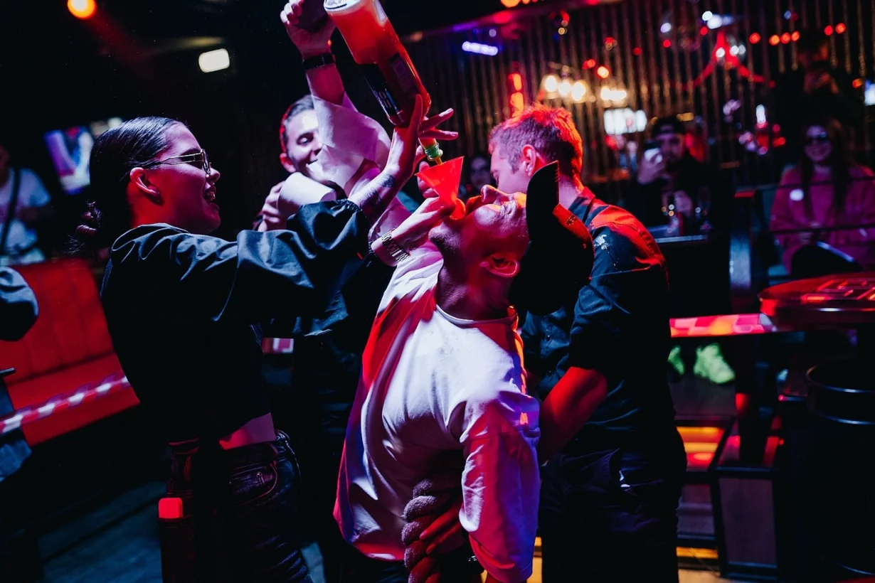 Интерьер/Экстерьер/Банкетная зона/Бар/Стол для двоих/Вход/Главный зал/Lounge зона клуб Синий Nebar фото