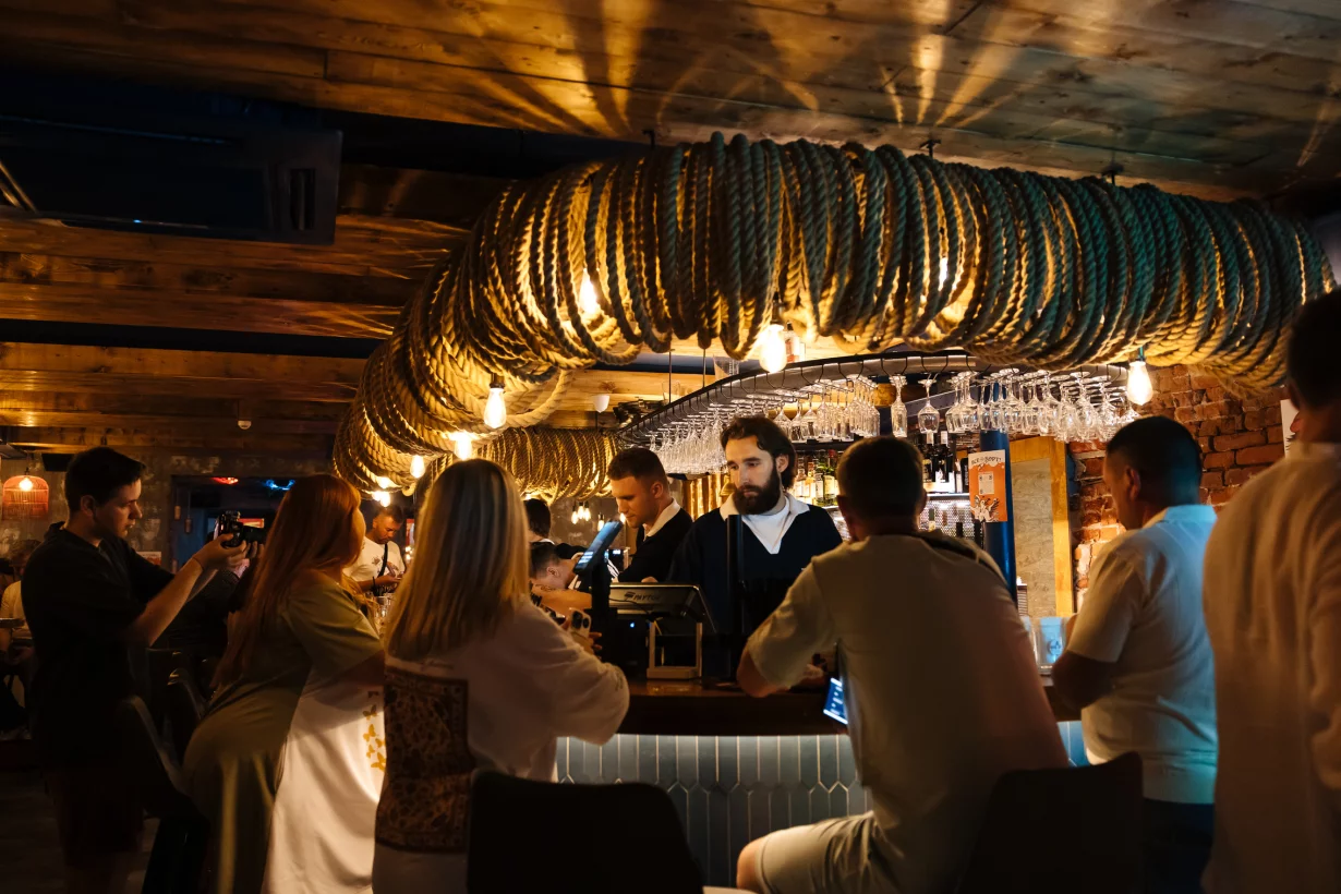 Интерьер/Экстерьер/Банкетная зона/Бар/Стол для двоих/Вход/Главный зал/Lounge зона бар Моряк и чайка фото