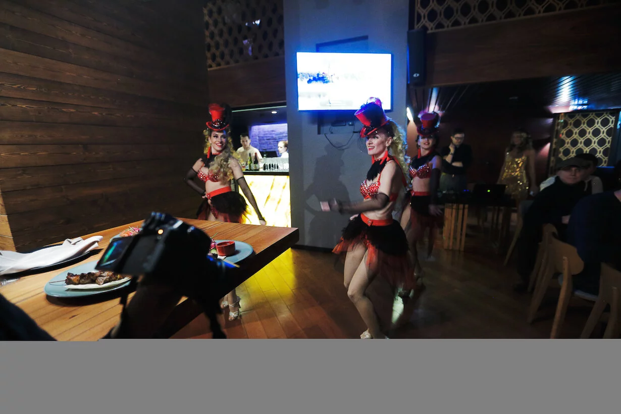 Интерьер/Экстерьер/Банкетная зона/Бар/Стол для двоих/Вход/Главный зал/Lounge зона бар Wine Story фото