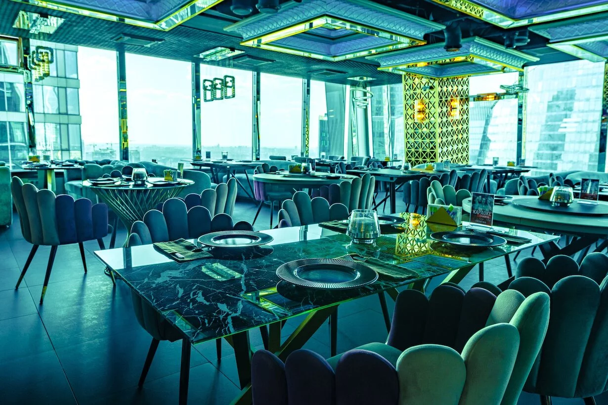 Интерьер/Экстерьер/Банкетная зона/Бар/Стол для двоих/Вход/Главный зал/Lounge зона лаунж Nebo Lounge&Bar фото