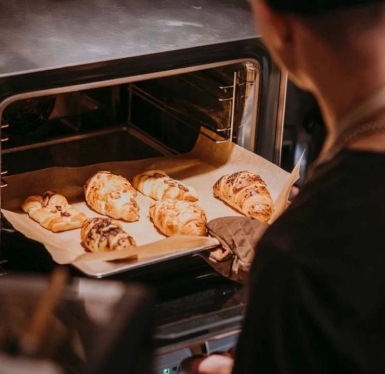 Интерьер/Экстерьер/Банкетная зона/Бар/Стол для двоих/Вход/Главный зал/Lounge зона кофейня Surf Coffee X Bridge фото