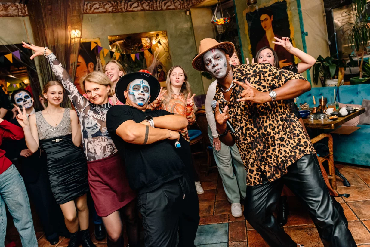 Интерьер/Экстерьер/Банкетная зона/Бар/Стол для двоих/Вход/Главный зал/Lounge зона кафе Фрида фото