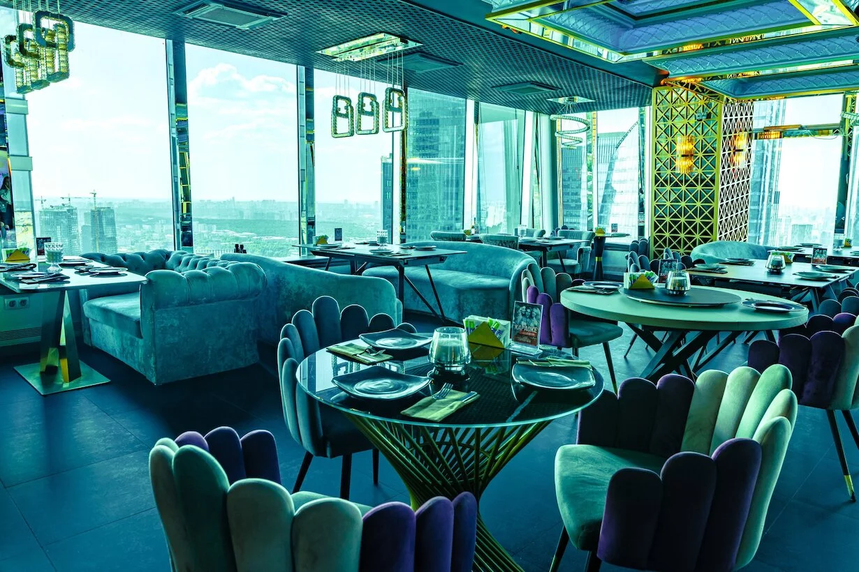 Интерьер/Экстерьер/Банкетная зона/Бар/Стол для двоих/Вход/Главный зал/Lounge зона лаунж Nebo Lounge&Bar фото