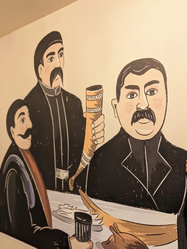 Интерьер/Экстерьер/Банкетная зона/Бар/Стол для двоих/Вход/Главный зал/Lounge зона кафе Тбилисури фото