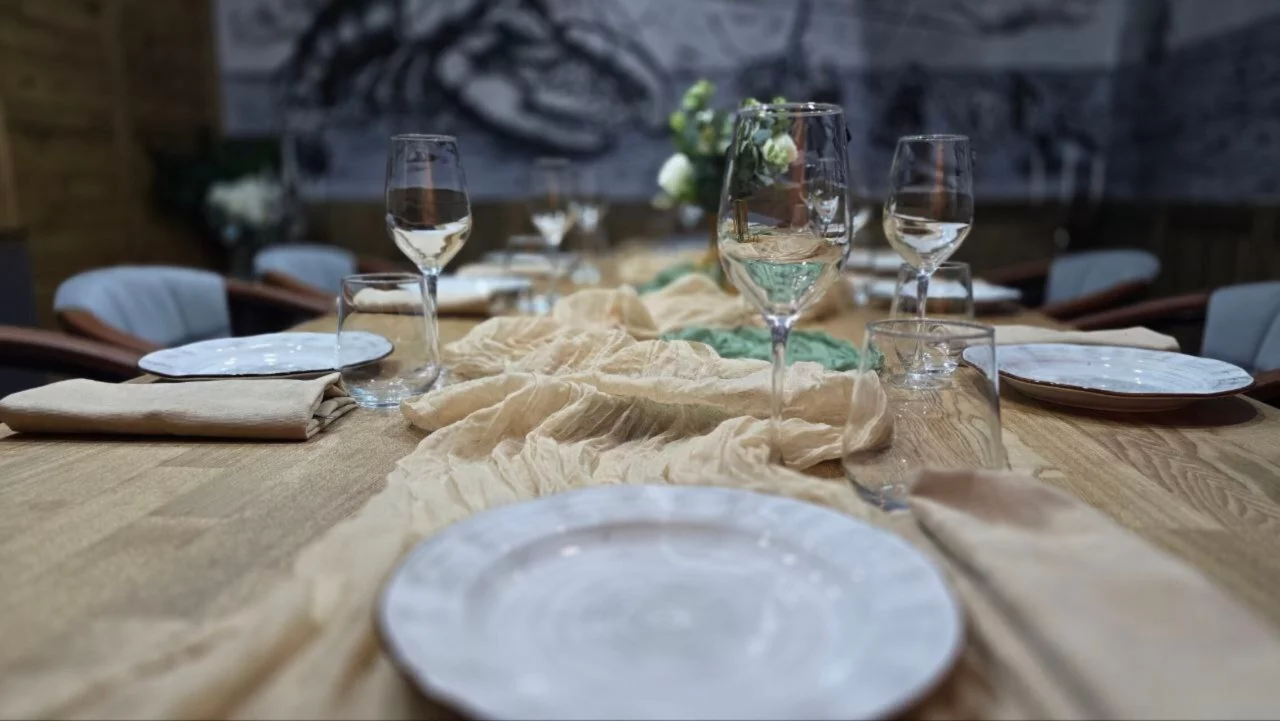 Интерьер/Экстерьер/Банкетная зона/Бар/Стол для двоих/Вход/Главный зал/Lounge зона ресторан Раковарня «В ус не дул» на Пятницкой фото