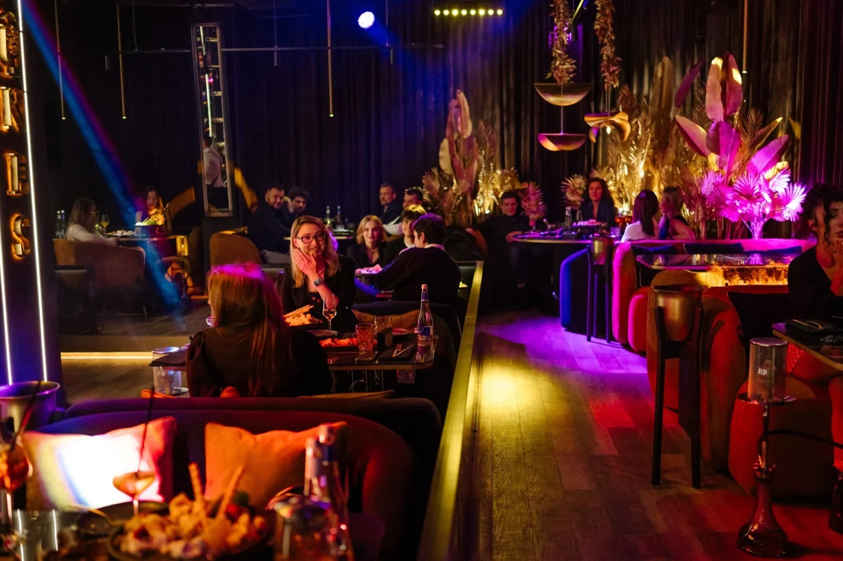 Интерьер/Экстерьер/Банкетная зона/Бар/Стол для двоих/Вход/Главный зал/Lounge зона караоке-клуб Tunes фото