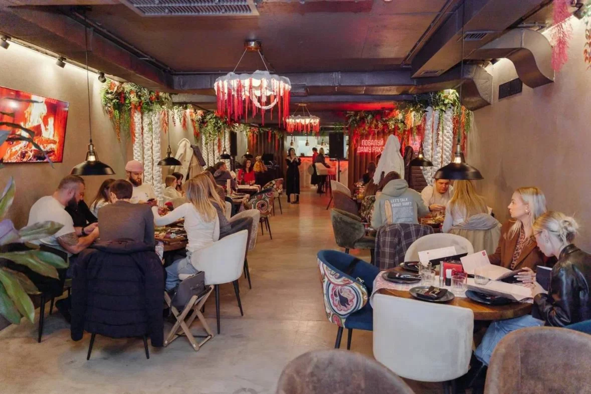 Интерьер/Экстерьер/Банкетная зона/Бар/Стол для двоих/Вход/Главный зал/Lounge зона ресторан Усы и клешни фото