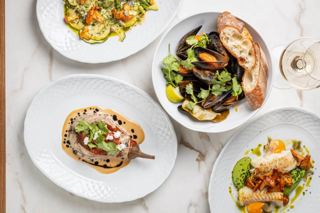 Интерьер/Экстерьер/Банкетная зона/Бар/Стол для двоих/Вход/Главный зал/Lounge зона ресторан Kale Bistro&Bar фото