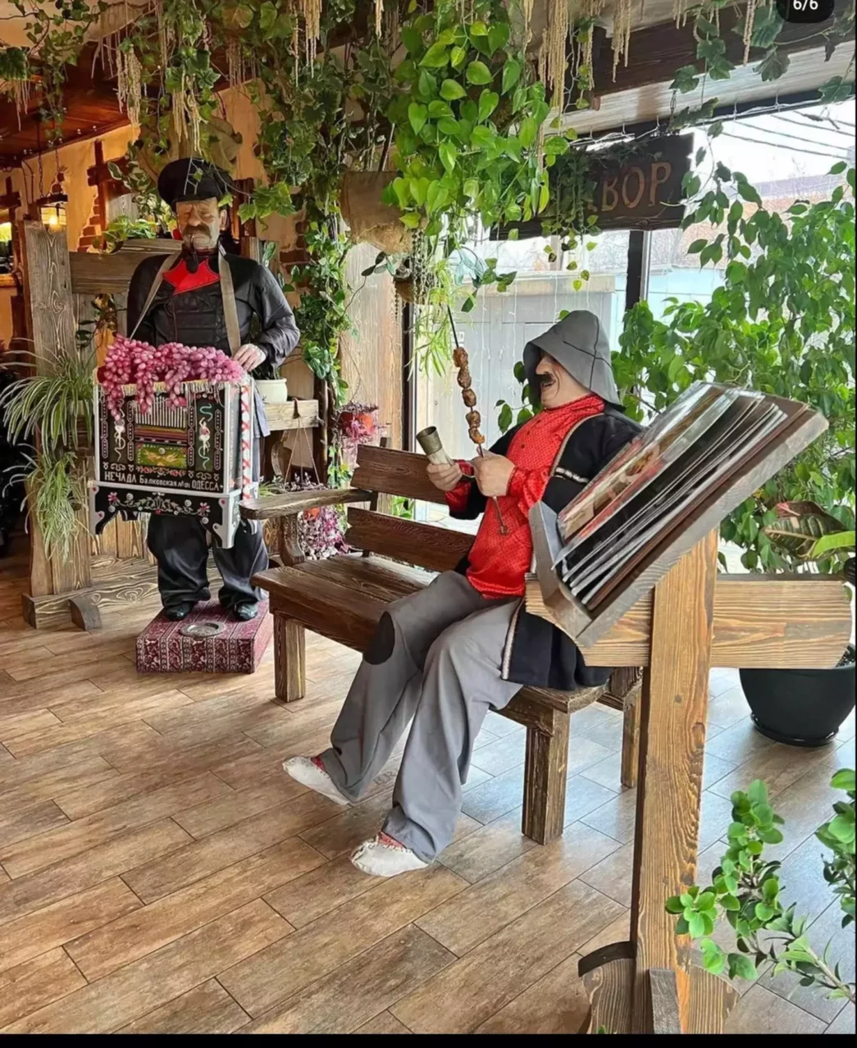 Интерьер/Экстерьер/Банкетная зона/Бар/Стол для двоих/Вход/Главный зал/Lounge зона кафе Наш двор фото