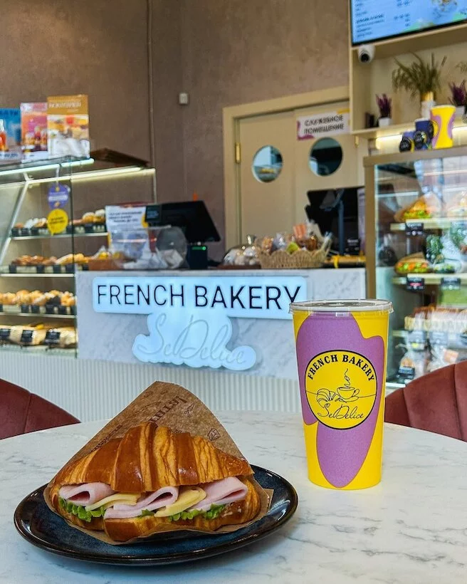 Интерьер/Экстерьер/Банкетная зона/Бар/Стол для двоих/Вход/Главный зал/Lounge зона кафе French Bakery SeDelice фото
