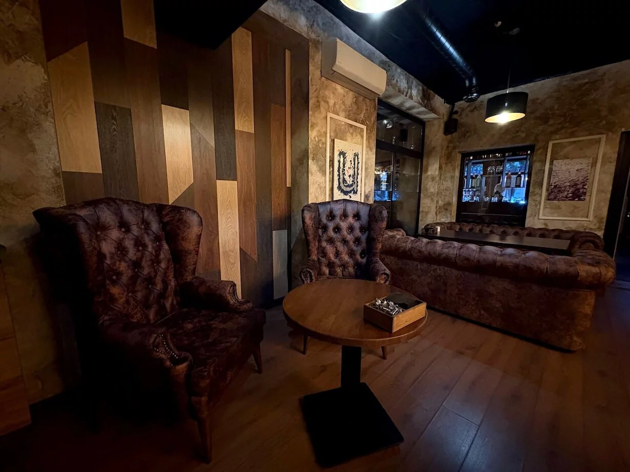 Интерьер/Экстерьер/Банкетная зона/Бар/Стол для двоих/Вход/Главный зал/Lounge зона лаунж Chorse Lounge фото