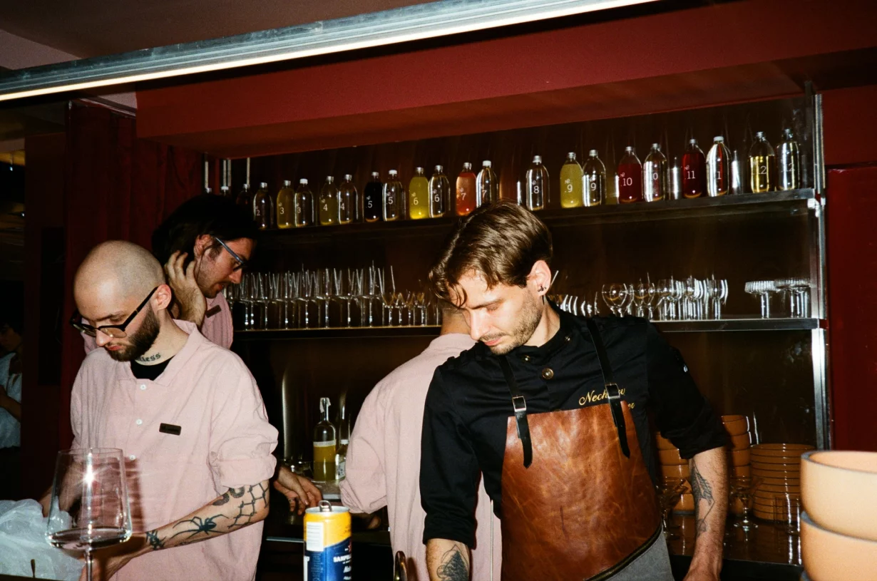 Интерьер/Экстерьер/Банкетная зона/Бар/Стол для двоих/Вход/Главный зал/Lounge зона бар Nomer фото