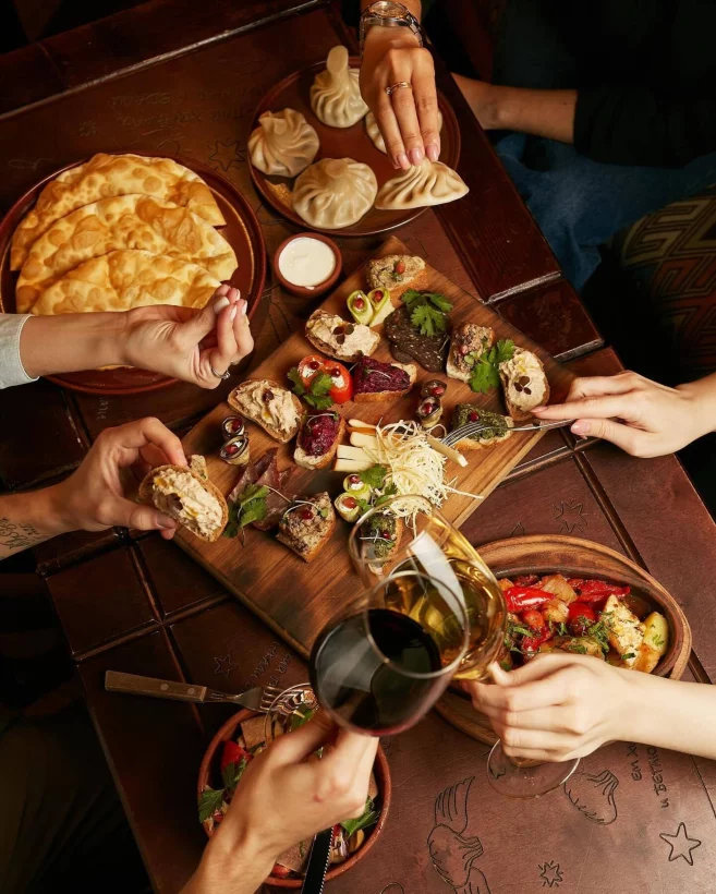 Интерьер/Экстерьер/Банкетная зона/Бар/Стол для двоих/Вход/Главный зал/Lounge зона ресторан ПхалиХинкали фото