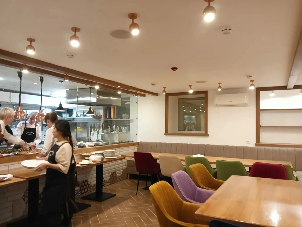 Интерьер/Экстерьер/Банкетная зона/Бар/Стол для двоих/Вход/Главный зал/Lounge зона ресторан Le Bistrot de la Ferm фото