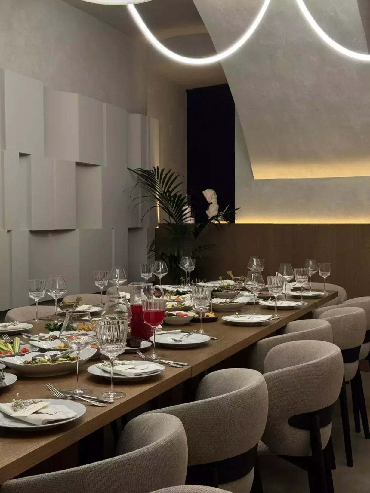 Интерьер/Экстерьер/Банкетная зона/Бар/Стол для двоих/Вход/Главный зал/Lounge зона ресторан Гимназистка фото