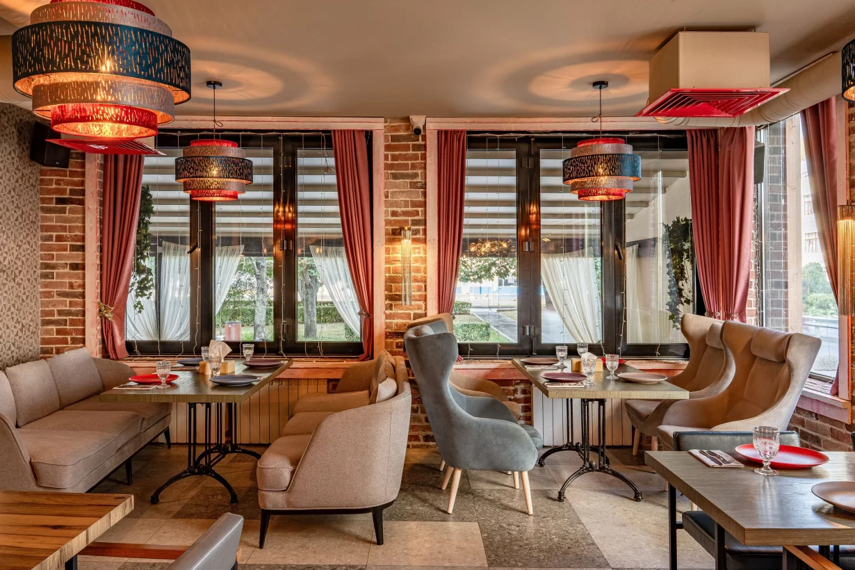 Интерьер/Экстерьер/Банкетная зона/Бар/Стол для двоих/Вход/Главный зал/Lounge зона кафе Егерь фото